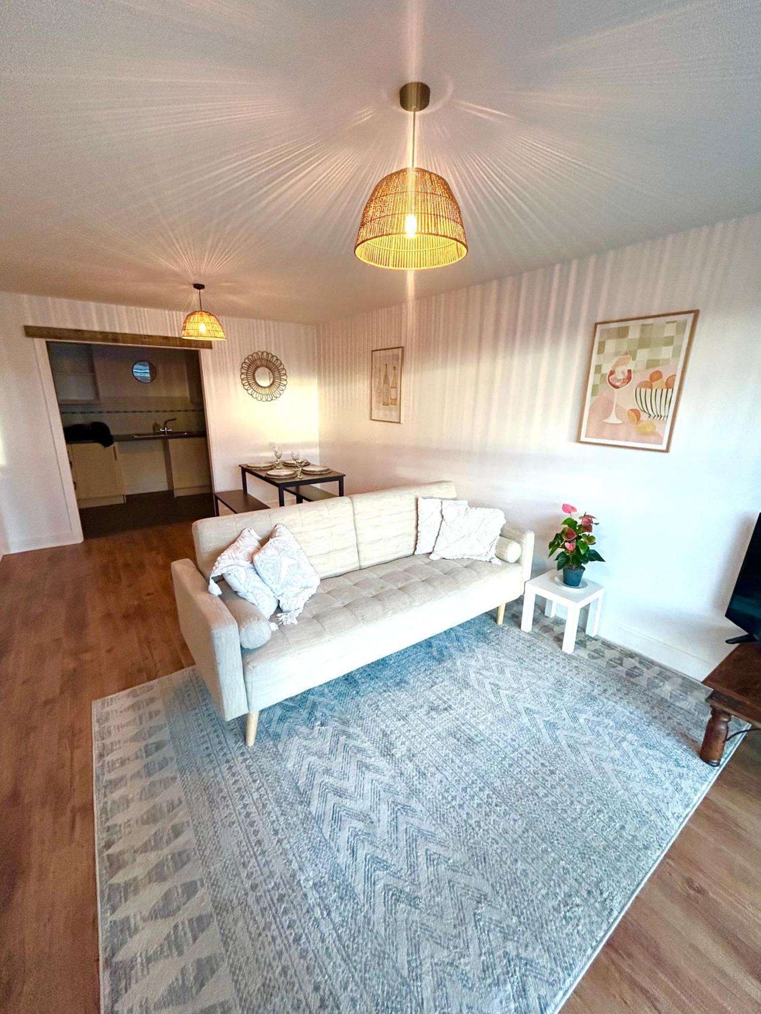Apartment Sunny 1 Bedroom Apartment, Ocean House, *